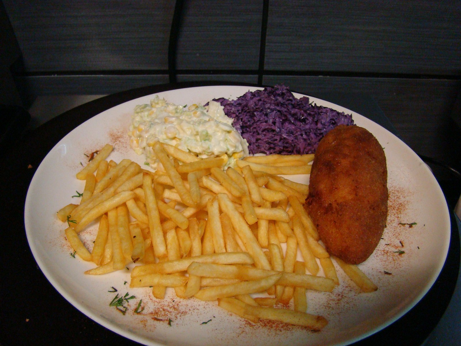 Domowy obiad - kotlet z frytkami i surówkami - Pizzeria Capone