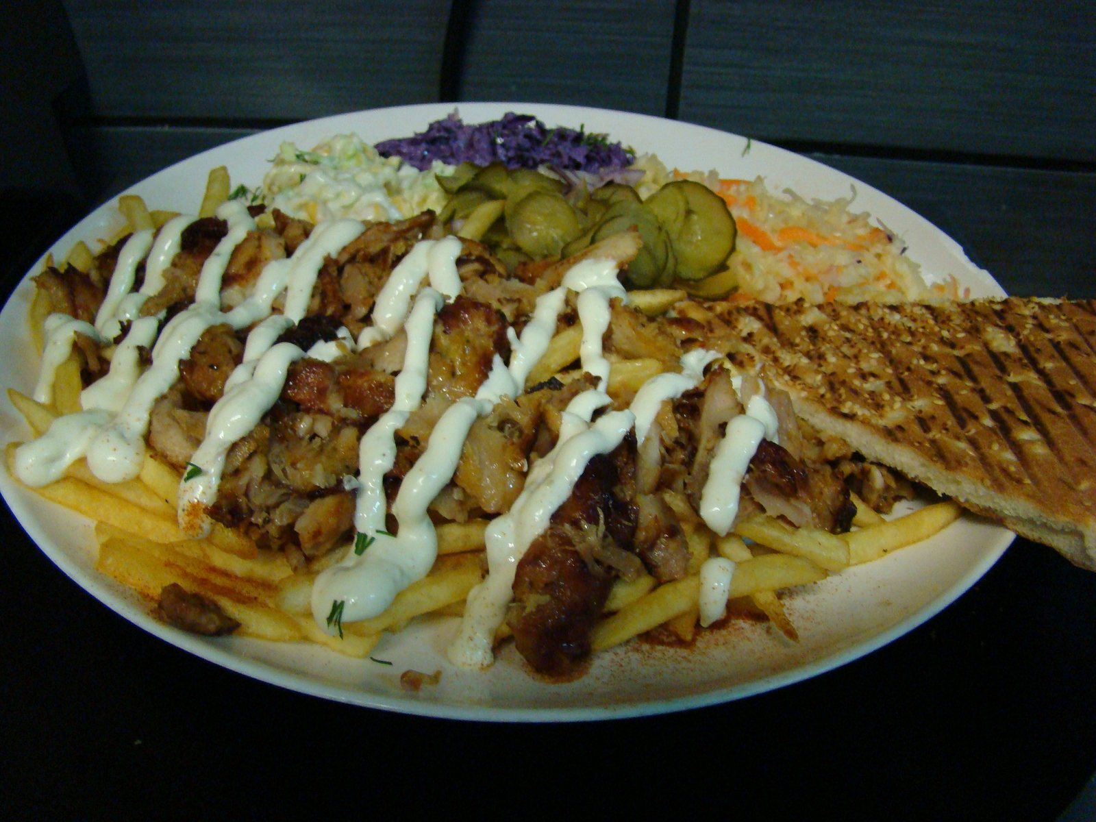 Kebab na talerzu z frytkami i surówkami